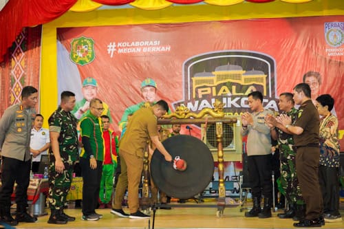 Wali Kota Medan Bobby Nasution saat membuka Kejuaraan Cabang Olahraga se Kota Medan memperebutkan Piala Wali Kota Medan Tahun 2023 di GOR Pradipa Perguruan Dr Wahidin Sudirohusodo, Kecamatan Medan Labuhan.