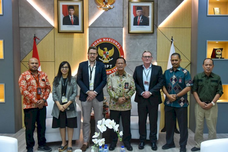 Deputi Bidang Pencegahan, Perlindungan dan Deradikalisasi BNPT RI Mayjen TNI Nisan Setiadi (tengah) berfoto bersama rombongan World Bank Group Indonesia dalam kunjungan di Kantor BNPT RI Jalan Anyar, Kelurahan Sukahati, Kecamatan Citeureup, Kabupaten Bogor, Jawa Barat.