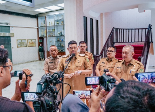 Wali Kota Medan Bobby Nasution saat ditemui wartawan di lobi kantornya.