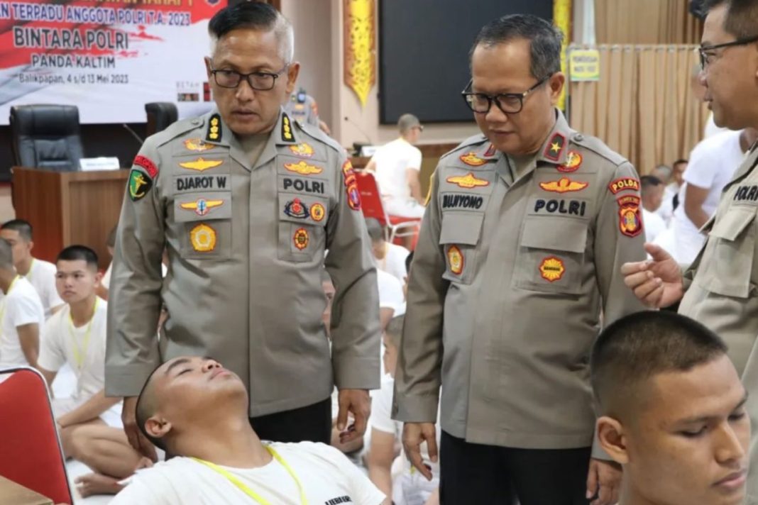 Wakapolda Kaltim Brigjen Pol Drs Mujiyono SH MHum memantau langsung pelaksanaan Rikkes tahap pertama Bintara Polri TA 2023 di Ruang Mahakam Polda Kaltim.