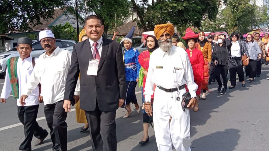 Bakal Calon DPD RI Dr Parlindungan Purba diantar tokoh lintas agama dan warga berpakaian etnis budaya mendaftar ke KPU Sumut.