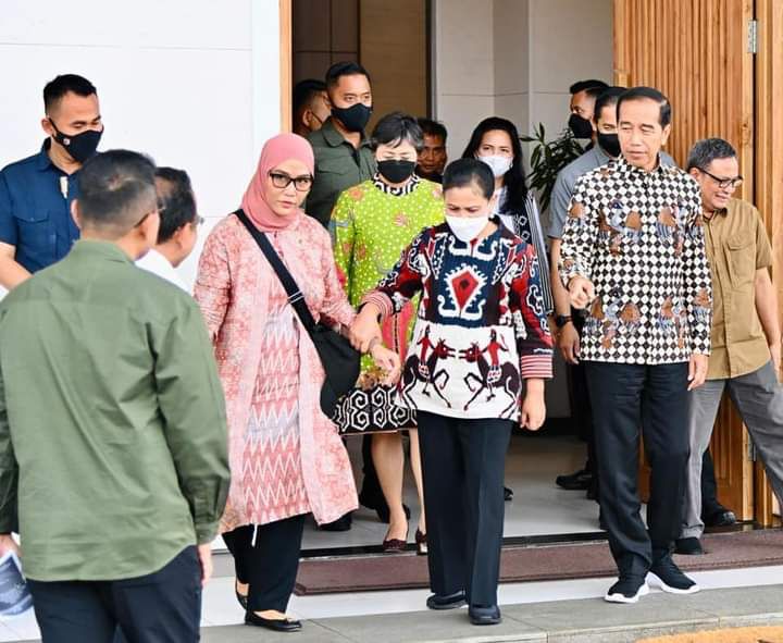 Presiden Jokowi didampingi Ibu Negara Iriana Joko Widodo usai memberi keterangannya kepada media di Bandara Internasional Komodo, Kabupaten Manggarai Barat, Provinsi Nusa Tenggara Timur.