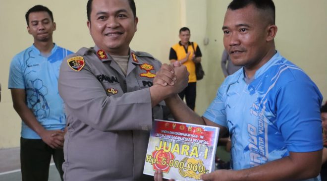 Kapolres Langkat AKBP Faisal Rahmat Husein Simatupang (kiri) menyampaikan hadiah bagi perwakilan tim futsal pemenang di Aula Bharadaksa Mapolres Langkat.