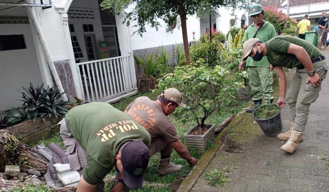 Satpol PP Kota Medan bersama dokter dan jajaran RSUD Dr Pirngadi Medan menggelar gotong royong massal di seputaran areal RSUD Dr Pirngadi Medan.