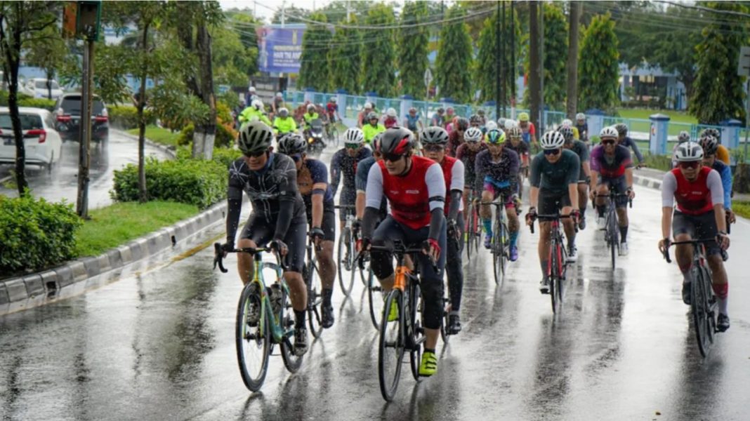 Kapolda Kaltim Irjen Pol Drs Imam Sugianto MSi bersama Wakapolda Kaltim Brigjen Pol Drs Mujiyono SH MHum dan para PJU Polda Kaltim melaksanakan Gowes Sehat.