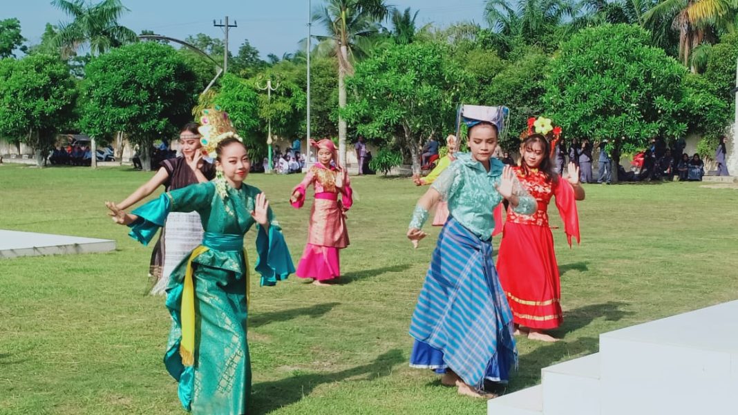 Grup Tari dari siswa Yayasan Perguruan Swasta Sisingamangaraja Kota Tanjungbalai tampil usai upacara peringatan Hari Pendidikan Nasional, di Lapangan Kantor Pemko Tanjungbalai, Jalan Jendral Sudirman Km 5,5 Sijambi Kecamatan Datuk Bandar.