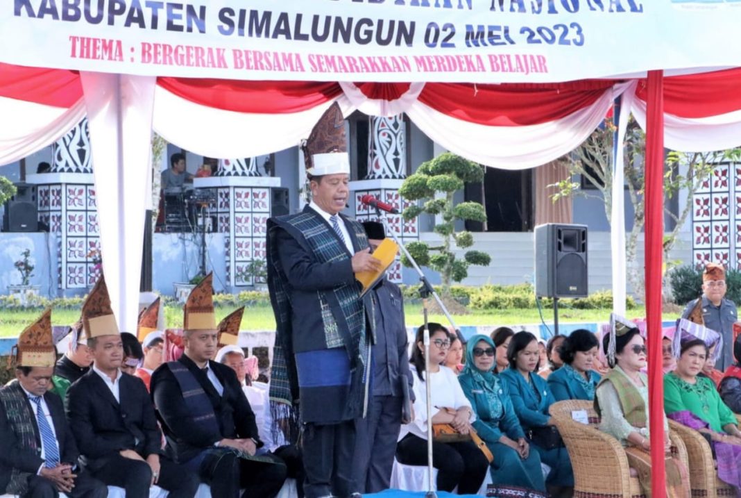 Bupati Simalungun Radiapoh Hasiholan Sinaga membacakan pidato tertulis Menteri Pendidikan, Kebudayaan, Riset dan Teknologi Nadiem A Makarim pada upacara Hardiknas di Pamatangraya.