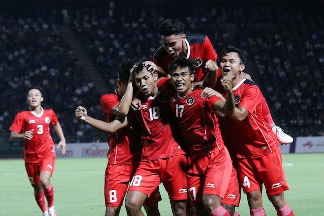 Timnas Indonesia U-22 merayakan gol Titan Agung ke gawang Kamboja.