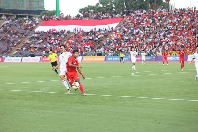 Aksi Bagas Kaffa di laga Timnas Indonesia U-22 vs Vietnam U-22 di semifinal sepak bola putra SEA Games 2023 di Olympic Stadium.