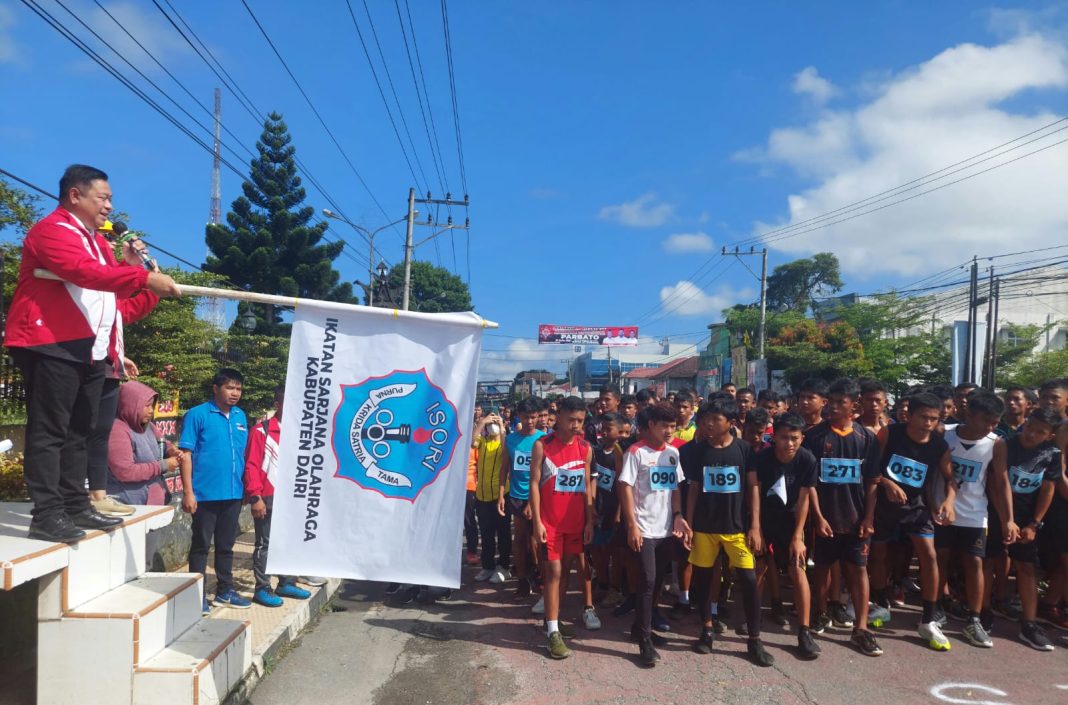 Bupati Dairi Eddy KA Berutu didampingi Ketua Isori Dairi Herrisson Samosir melepas peserta maraton 10K dan 5K tingkat pelajar, di depan kantor Bupati Dairi.