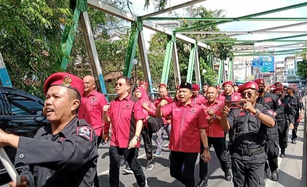 Ketua DPC PDI Perjuangan Medan Hasyim bersama pengurus berjalan kaki ke KPU Medan mendaftarkan diri sebagai peserta Pemilu 2024 ke KPU Kota Medan.