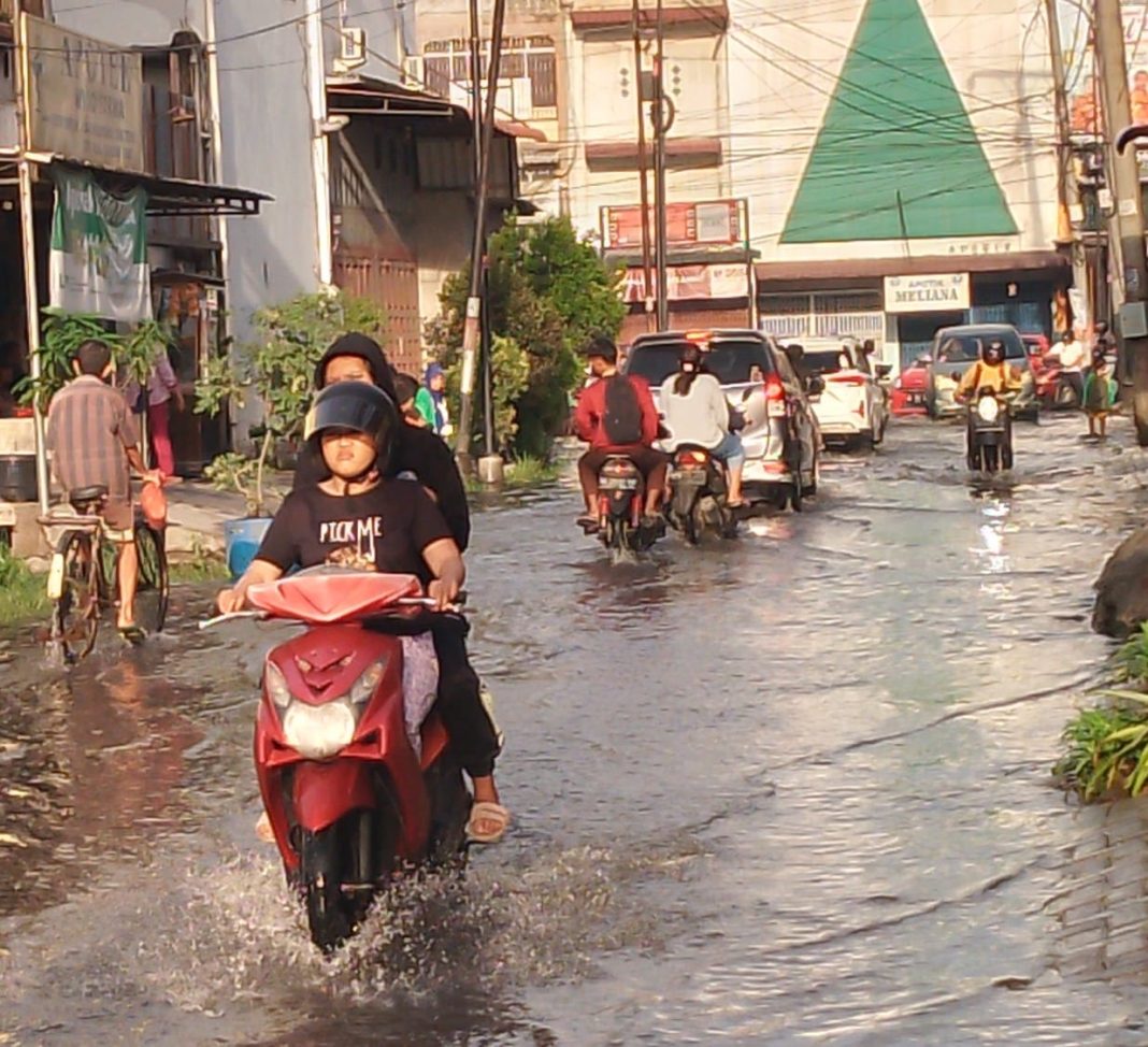 Jalan Ilias, Kecamatan Medan Labuhan, terendam banjir setelah diguyur hujan deras.