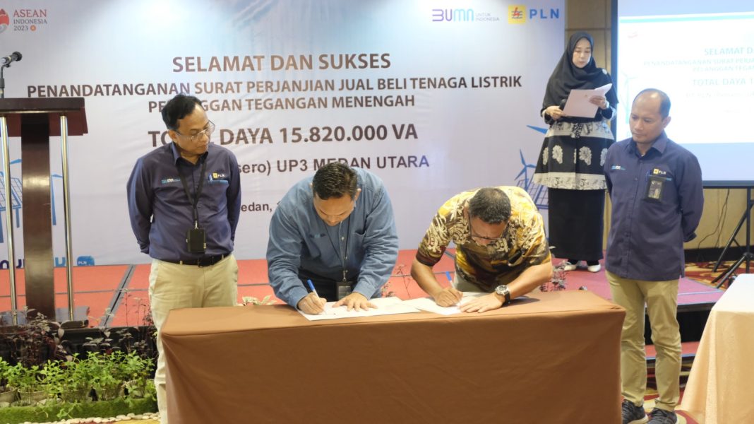 GM PLN UID Sumut Awaluddin Hafid menyaksikan penandatanganan SPJBTL permohonan pasang baru dan penambahan daya serentak enam pelanggan di Medan