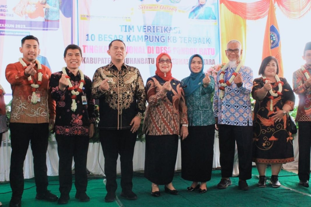 Bupati Labuhanbatu dr H Erik Adtrada Ritonga MKM dan Wakil Bupati Labuhanbatu Hj Ellya Rosa Siregar SPd MM menyambut kedatangan Tim verifikasi pusat dan Provinsi Sumut dalam penilaian 10 besar nominasi Kampung KB terbaik tingkat nasional di Kampung KB Pondok Batu Kecamatan Bilah Hulu Kabupaten Labuhanbatu.