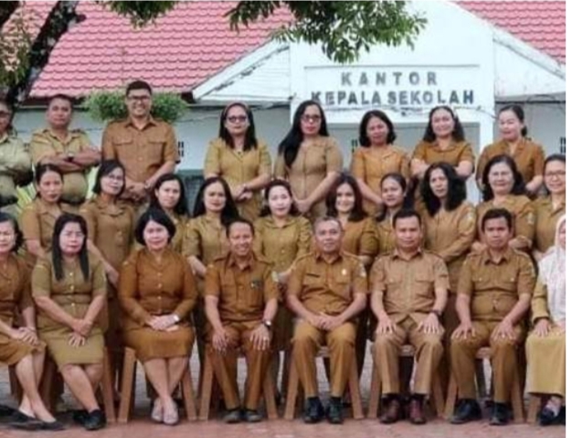 Kepala sekolah SMAN 1 Doloksanggul, Panutur Simorangkir foto bersama dengan para staf pengajar.