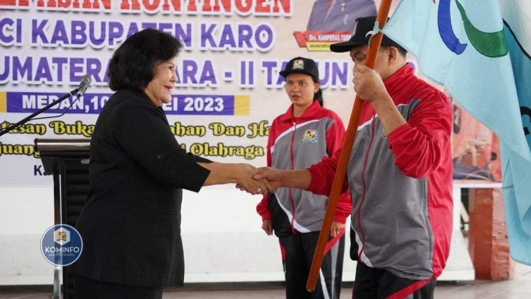 Bupati Karo Cory Sriwati Sebayang menyerahkan bendera saat pelepasan kontingen atlet Paralimpik Karo di Jambur Pemkab Karo, Kabanjahe.