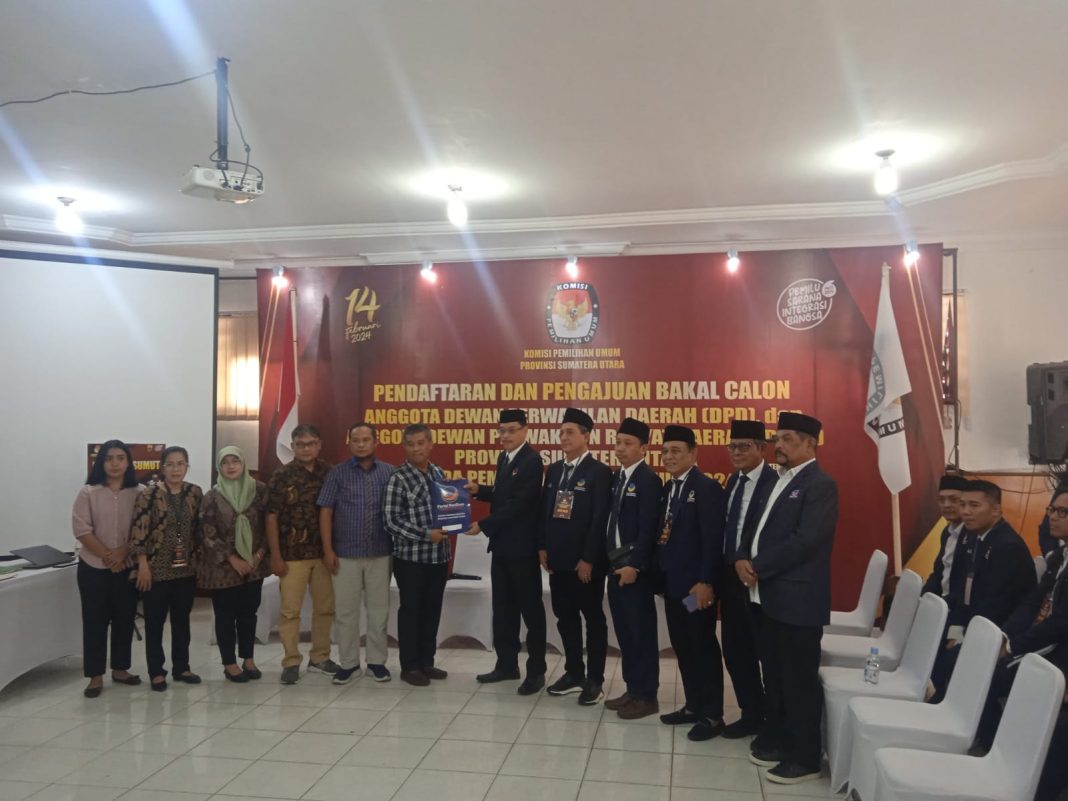 Pengurus DPD Partai NasDem Sumut foto bersama dengan para komisioner KPU Sumut seusai mendaftarkan berkas Bacaleg.