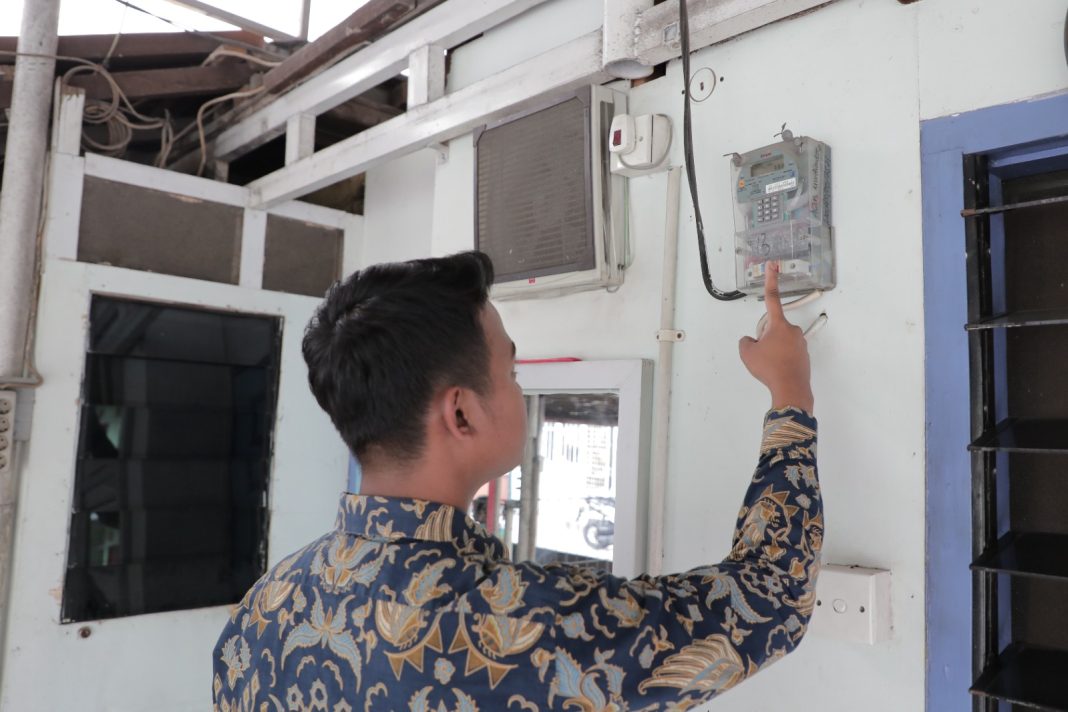 Segera matikan listrik melalui MCB kWh Meter, jika air mulai membanjiri rumah.