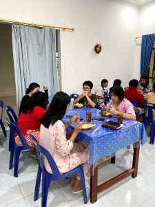 Para siswa/i Kelas IX SMP Immanuel Medan sedang menikmati makan malam.