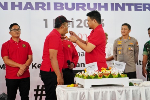 Wali Kota Medan Bobby Nasution bersama dengan ribuan buruh dan pekerja merayakan Hari Buruh Internasional tingkat Kota Medan atau May Day tahun 2023 di Gelanggang Olahraga Remaja, Jalan Sutomo Ujung, Kecamatan Medan Timur.