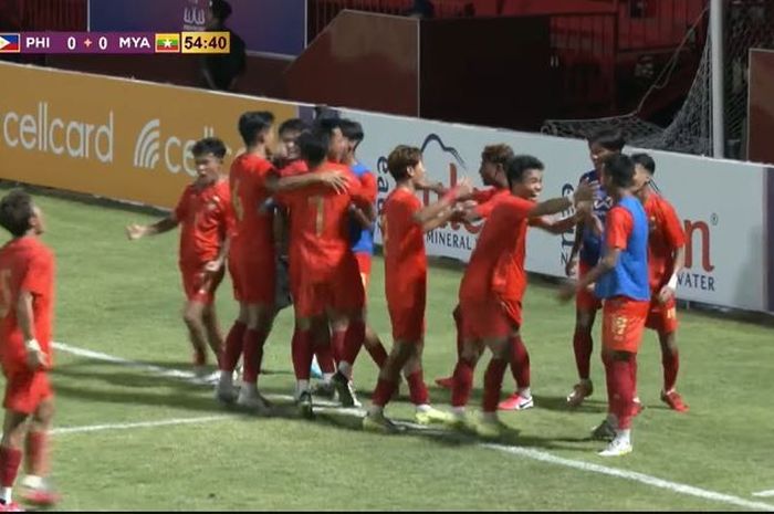 Selebrasi pemain Myanmar Thet Hein Soe usai mencetak gol ke gawang Filipina di National Stadium, Phnom Penh.