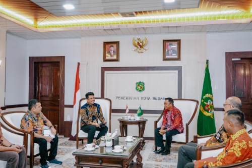 Wali Kota Medan Bobby Nasution saat menerima kedatangan Kepala OJK Regional 5 Sumbagut Bambang Mukti Riyadi di Balai Kota Medan.