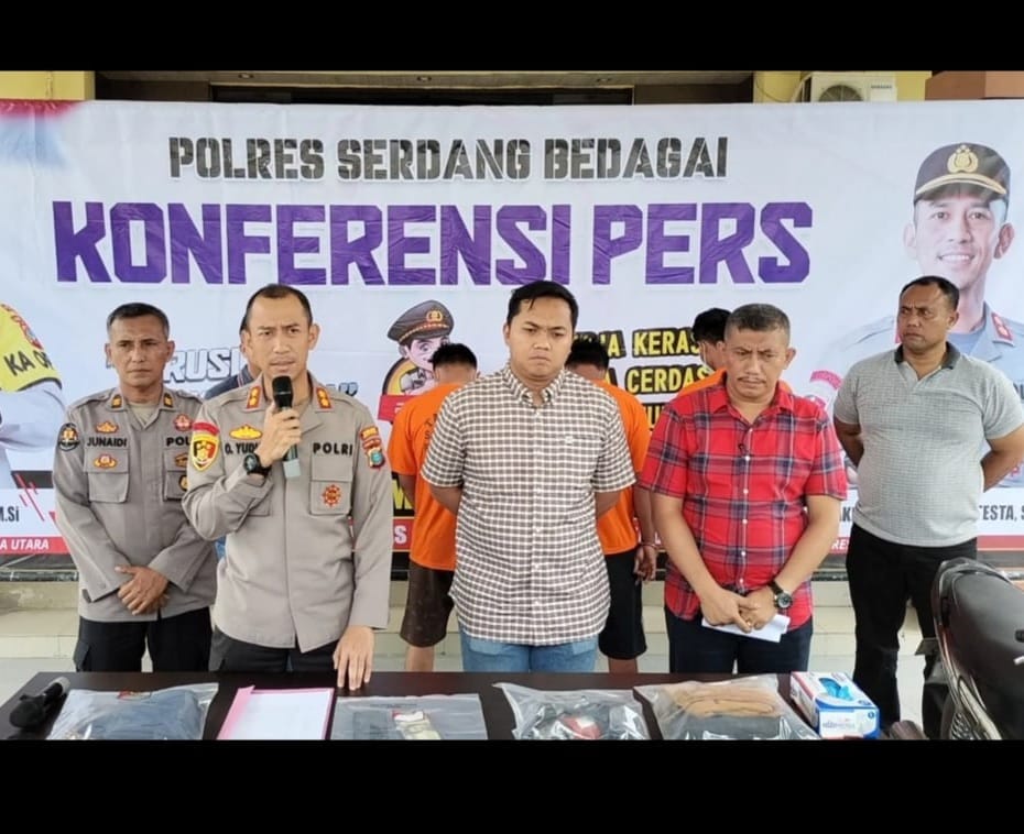 Kapolres Sergai AKBP Oxy Yudha Pratesta SIK didampingi Kasat Reskrim AKP Made Yoga Mahendra SIK bersama Kbo Iptu E Sidauruk dan Kasi Humas Iptu Djunaidi Arman memaparkan pengungkapan kasus curat pada konferensi pers yang digelar di Polres Sergai.