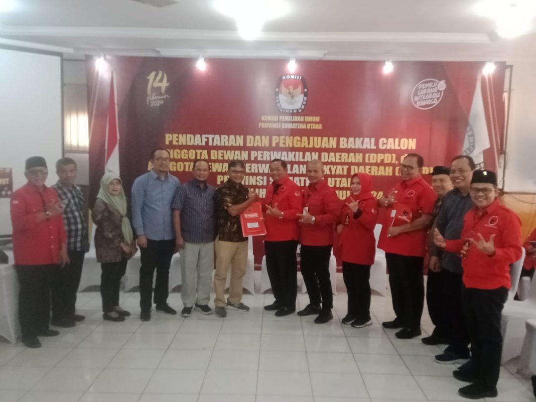 Ketua DPD PDI Perjuangan Sumut Drs Rapidin Simbolon MM didampingi Sekretaris DPD PDI Perjuangan Dr Sutarto MSi bersama pengurus DPD PDI Perjuangan Sumut lainnya mendaftarkan 100 caleg DPRD Sumut ke KPU Sumut.