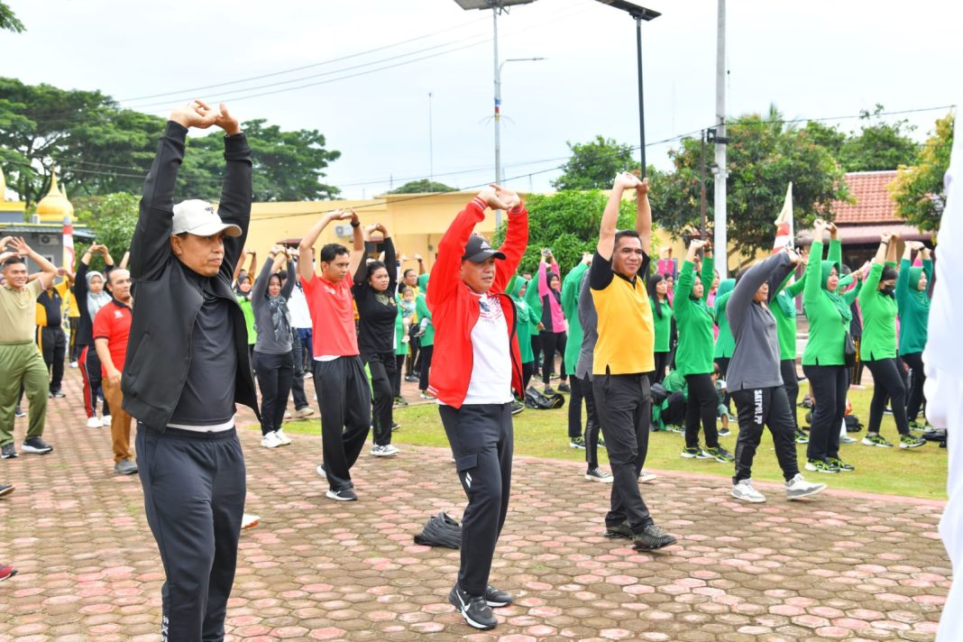 Pemkab Batubara bersama TNI/Polri menggelar senam sehat bersama di halaman Mapolres Batubara, Kelurahan Lima Puluh Kota, Kecamatan Lima Puluh.