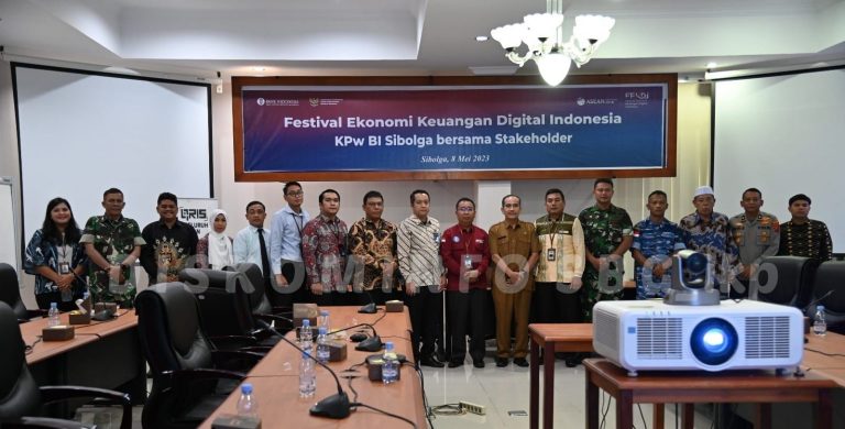 Staf Ahli Bidang Kemasyarakatan dan Sumber Daya Manusia Sibolga Drs H Yasman MM foto bersama dengan stakeholder menghadiri acara nonton bareng FEKDI Kantor Perwakilan Bank Indonesia Sibolga via zoom meeting, yang dilaksanakan di Aula Graha Nauli Bank Indonesia Sibolga.