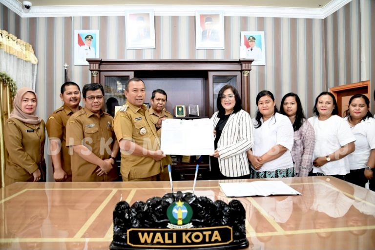 Wali Kota Sibolga H Jamaluddin Pohan foto bersama dengan lainnya usai menandatangani MoU antara Pemko Sibolga dengan STIKes Nauli Husada Sibolga di Aula Nusantara II Kantor Wali Kota.