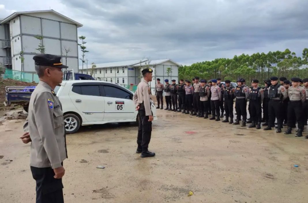 Personel Satuan Tugas Operasi Nusantara Mahakam Polda Kaltim melaksanakan kegiatan patroli sambang Kamtibmas serta pengamanan di beberapa titik penting di kawasan IKN.