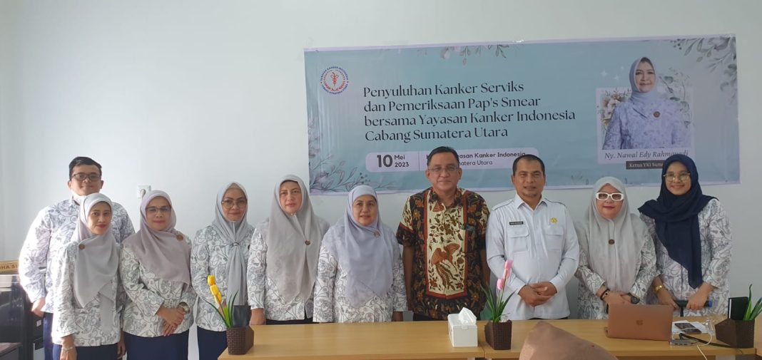 Kepala Dinas Kesehatan Sumut dr Alwi Mujahit Hasibuan MKes foto bersama dengan lainnya saat menghadiri acara penyuluhan kanker serviks dan pemeriksaan paps smear bersama YKI Cabang Sumut di Klinik YKI Sumut.