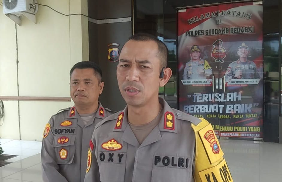 Kapolres Sergai AKBP Oxy Yudha Pratesta didampingi Wakapolres Kompol Sofyan saat menjelaskan penangkapan dua kurir sabu yang mengalami lakalantas tunggal dan menyita 28 bungkus barang bukti diduga sabu.