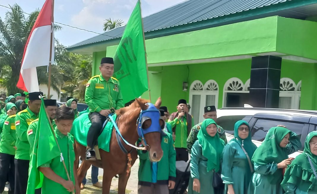 Ketua DPC PPP Deliserdang Dr Misnan Aljawi berkuda diikuti pawai berjalan seratusan kadernya, saat mendaftarkan 50 bacalegnya ke KPU di Lubukpakam.