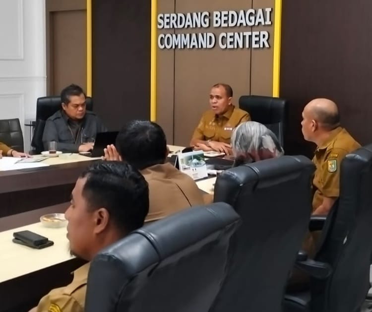 Sekda Sergai HM Faisal Hasrimy bersama para Asisten, Kepala OPD dan Perwakilan OPD saat mengikuti rakor inflasi daerah bersama Kemendagri Direktorat Jendral Perdagangan Dalam Negeri secara virtual di ruang Command Center, Komplek Kantor Bupati Sergai, Sei Rampah.