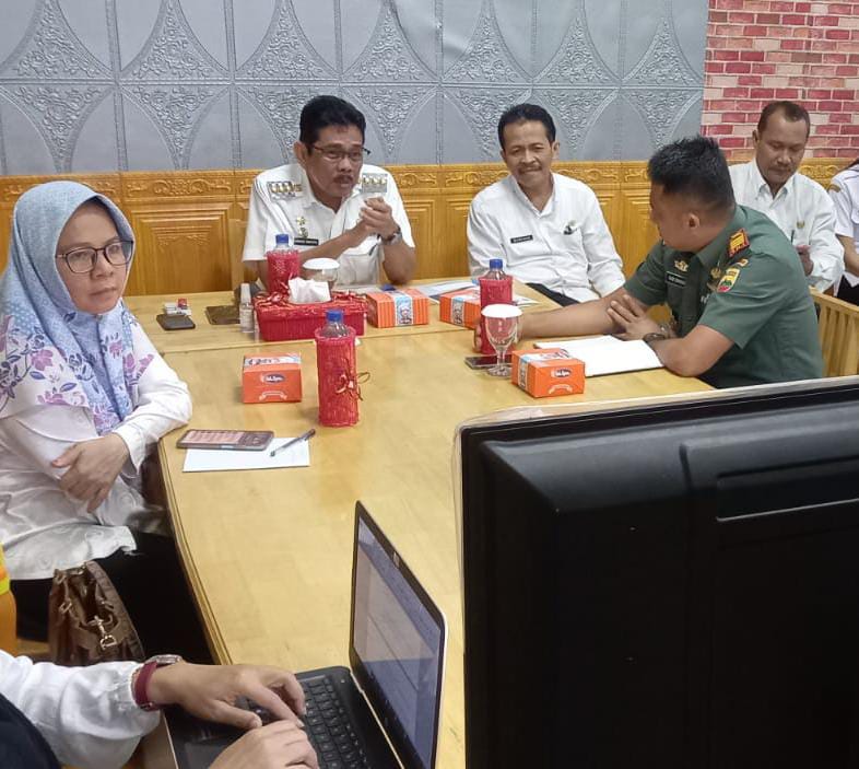 Pj Wali Kota Tebingtinggi Muhammad Dimiyathi SSos MTP didampingi Plt Sekda Tebingtinggi Drs Bambang Sudaryono saat Rapat Koordinasi Pengendalian Inflasi Daerah tahun 2023 secara virtual di ruang rapat Sekda gedung Balai Kota.