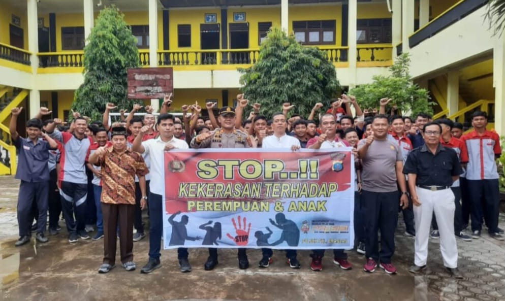 Kapolsek Pangkalan Brandan AKP Bram Chandra Sihombing (tengah) didampingi Kepala SMK YPT Hasan Ansari berfoto bersama pala pelajar usai seminar di SMK YPT Jalan Dempo, Kelurahan Brandan Barat, Kecamatan Babalan, Kabupaten Langkat.