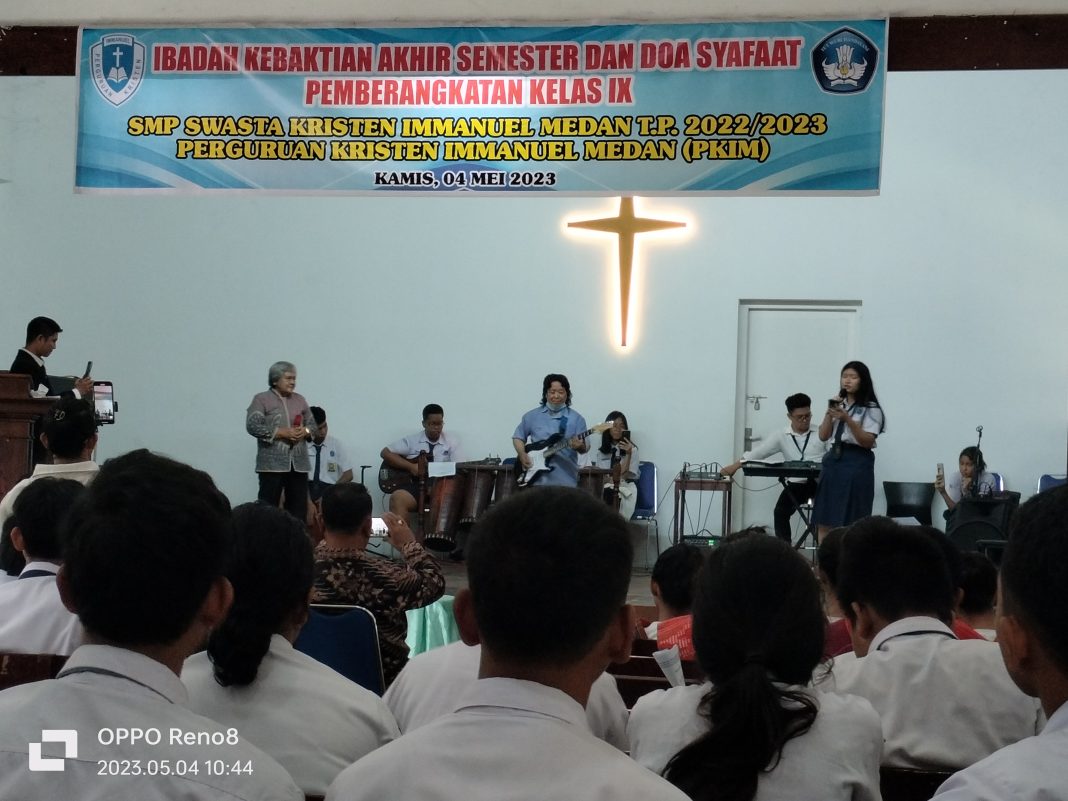 Siswa Kelas IX B Keisha Cecilia Bibina Bukit mempersembahkan sebuah lagu berjudul 