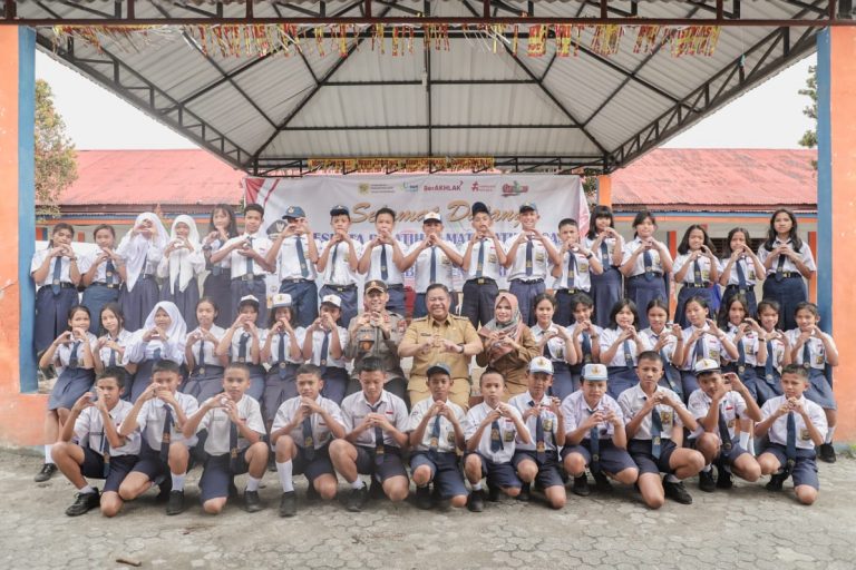 Bupati Dairi Dr Eddy Keleng Ate Berutu foto bersama dengan peserta di SMK Anugerah Sitinjo.