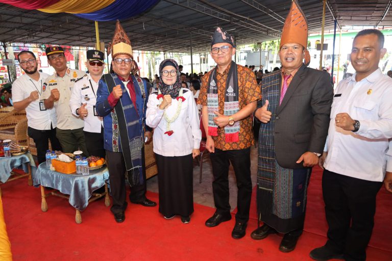 Wali Kota Pematangsiantar dr Susanti Dewayani SpA foto bersama dengan lainnya di lapangan SMP Negeri 7, Jalan Sisingamangaraja Kelurahan Sigulang-Gulang, Kecamatan Siantar Utara.