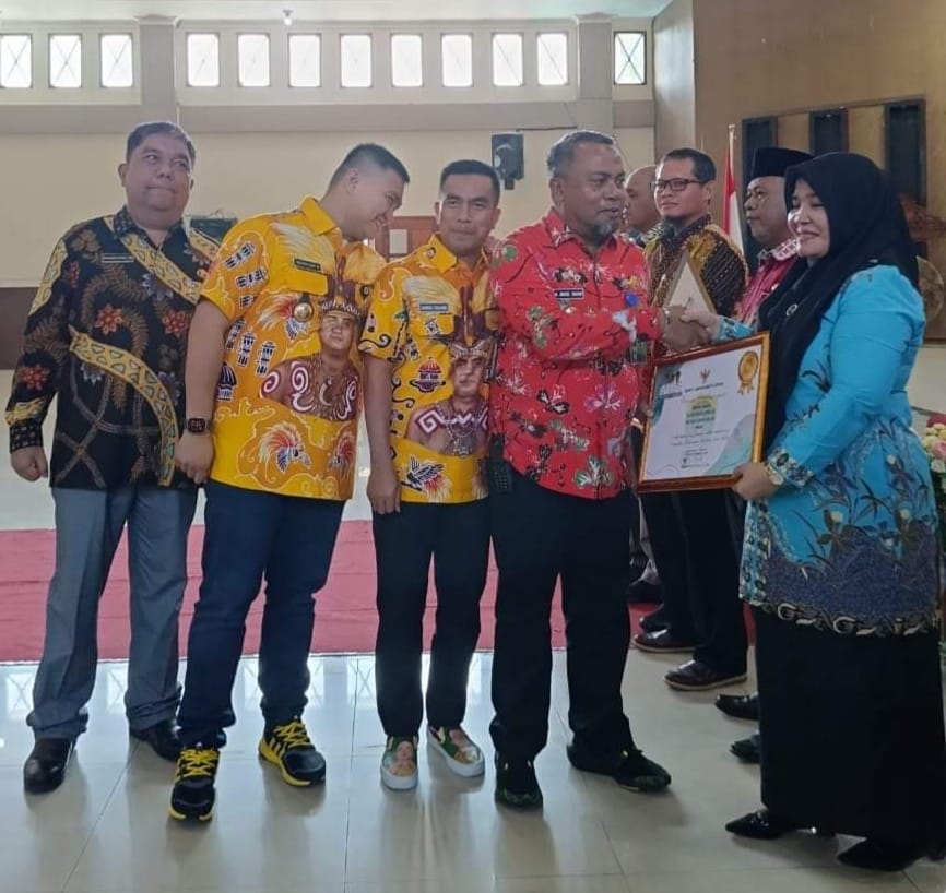 Kepala Puskesmas Londut Sofia P Siregar menerima piagam penghargaan dari Bupati Hendri Yanto Sitorus karena Puskesmas Londut berhasil menurunkan stunting dan piagam diserahkan Sekda HM Suib di Aula Kantor Bupati Labura.