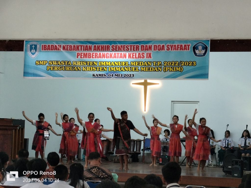 Persembahan tarian tradisional SMP Immanuel Medan di acara ibadah kebaktian akhir semester dan doa syafaat pemberangkatan Kelas IX SMP.