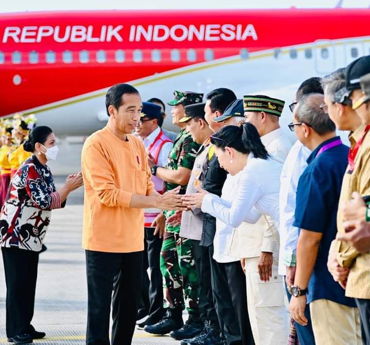 Presiden RI Ir H Joko Widodo didampingi Ibu Iriana Joko Widodo tiba di Bandara Internasional Komodo, Kabupaten Manggarai Barat, Provinsi Nusa Tenggara Timur.