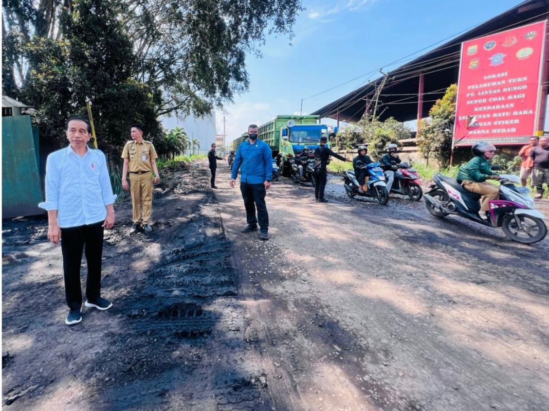 Presiden RI Ir H Joko Widodo dan rombongan meninjau ruas jalan dari Kota Jambi menuju Sungai Gelam, Kabupaten Muaro Jambi.