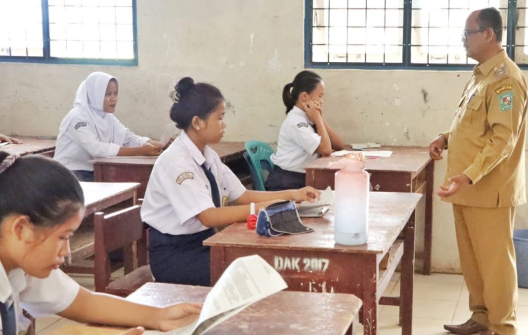 Wakil Bupati Simalungun Zonny Waldi monitoring Ujian Akhir Sekolah Kelas IX SMP di sejumlah sekolah.