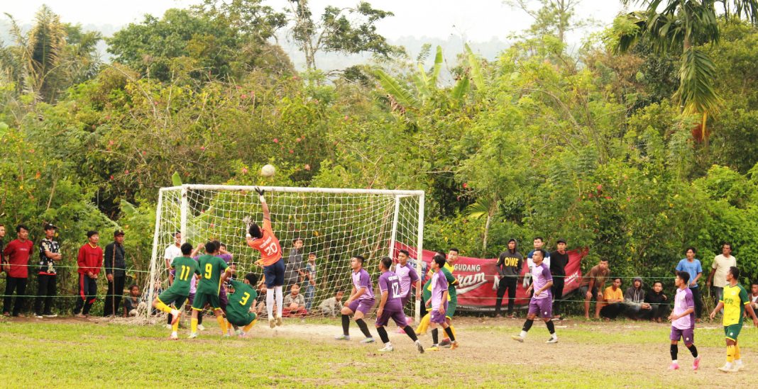 Penjaga gawang VDFC menyelamatkan gawangnya dari serangan para pemain KT Sosor Lontung pada babak kedua, pertandingan 8 besar besar Pasi Cup XXX tahun 2023, di Stadion Mini, Desa Pasi, Kecamatan Berampu, Kabupaten Dairi.