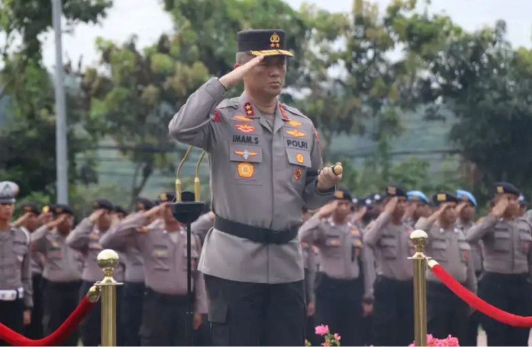 Kapolda Kaltim Irjen Pol Drs Imam Sugianto MSi bertindak selaku inspektur upacara dalam kegiatan upacara Hari Kesadaran Nasional di lapangan Mapolda Kaltim.