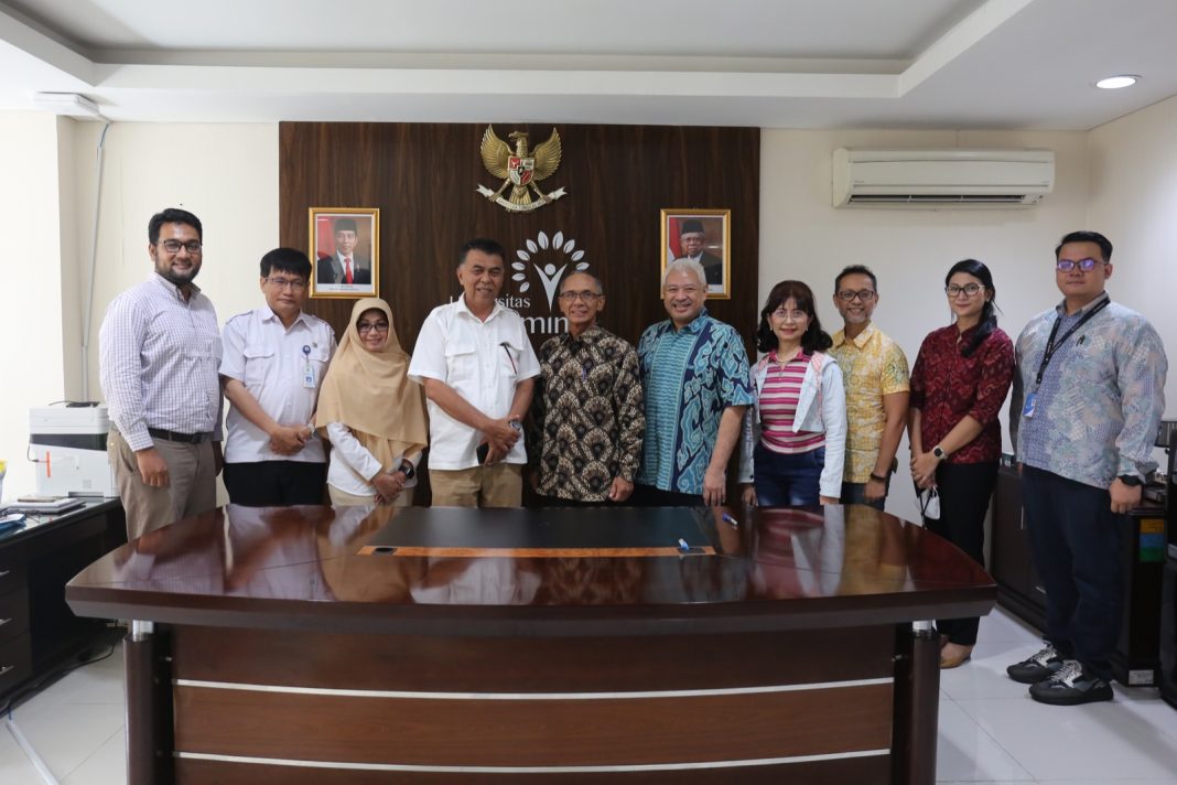 Foto bersama usai penandatanganan perjanjian kerja sama oleh Wakil Rektor Bidang Akademik UPER Budi W Seotjipto PhD dan Bupati Natuna Wan Siswandi, di Gedung Rektorat UPER.