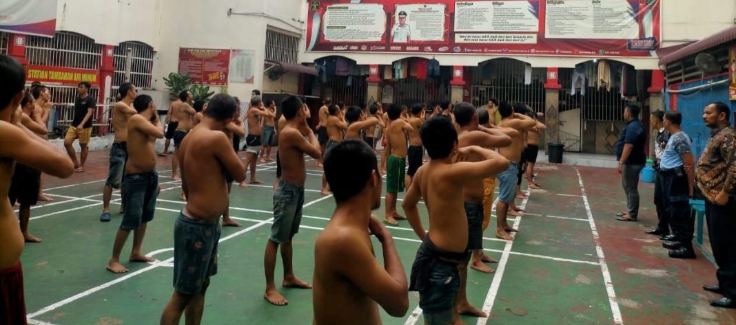 Puluhan WBP Rutan Labuhan Deli mengikuti olahraga senam untuk kebugaran atau meningkatkan kesehatan.